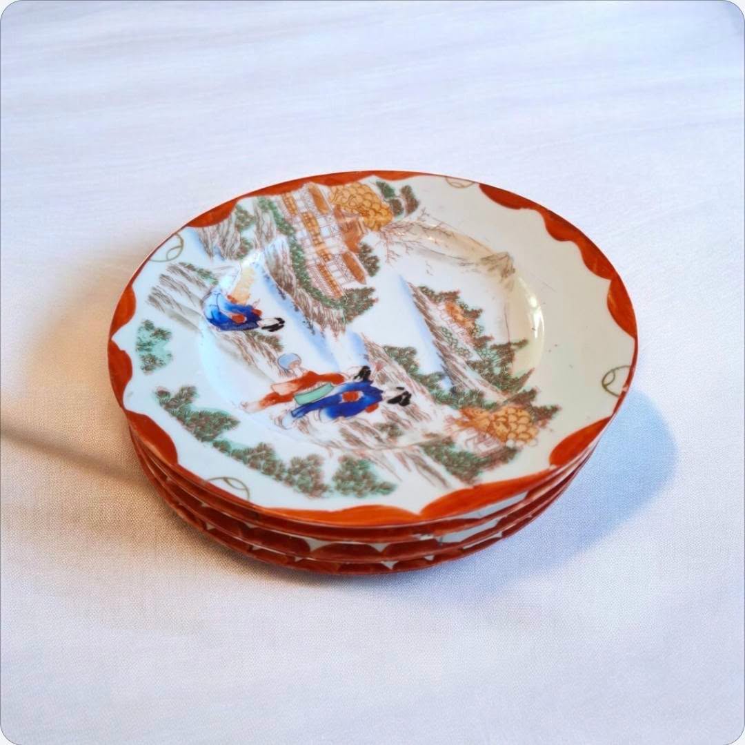 4 st fina assietter eller mindre desserttallrikar i porslin från Japan