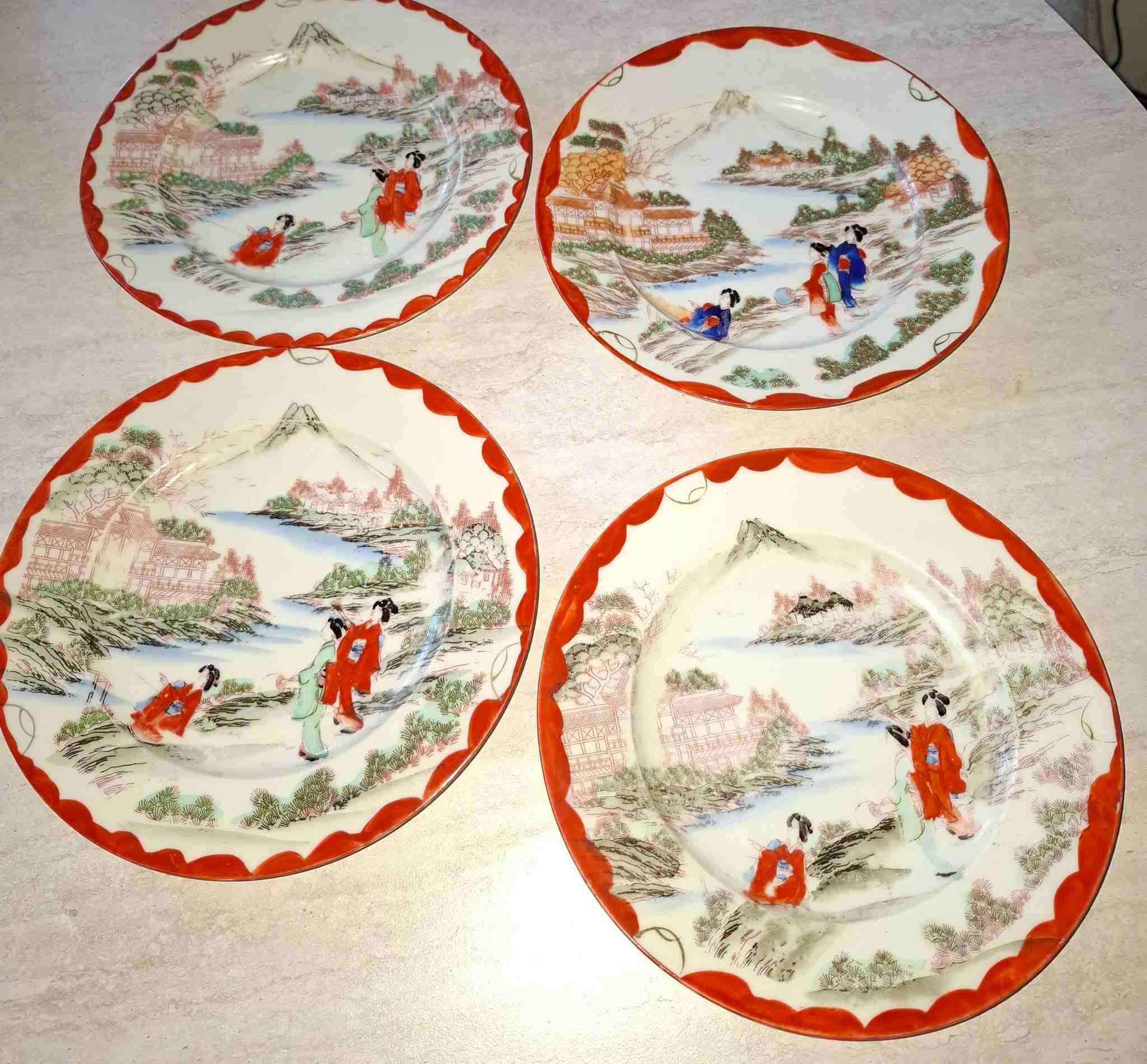 4 st fina assietter eller mindre desserttallrikar i porslin från Japan