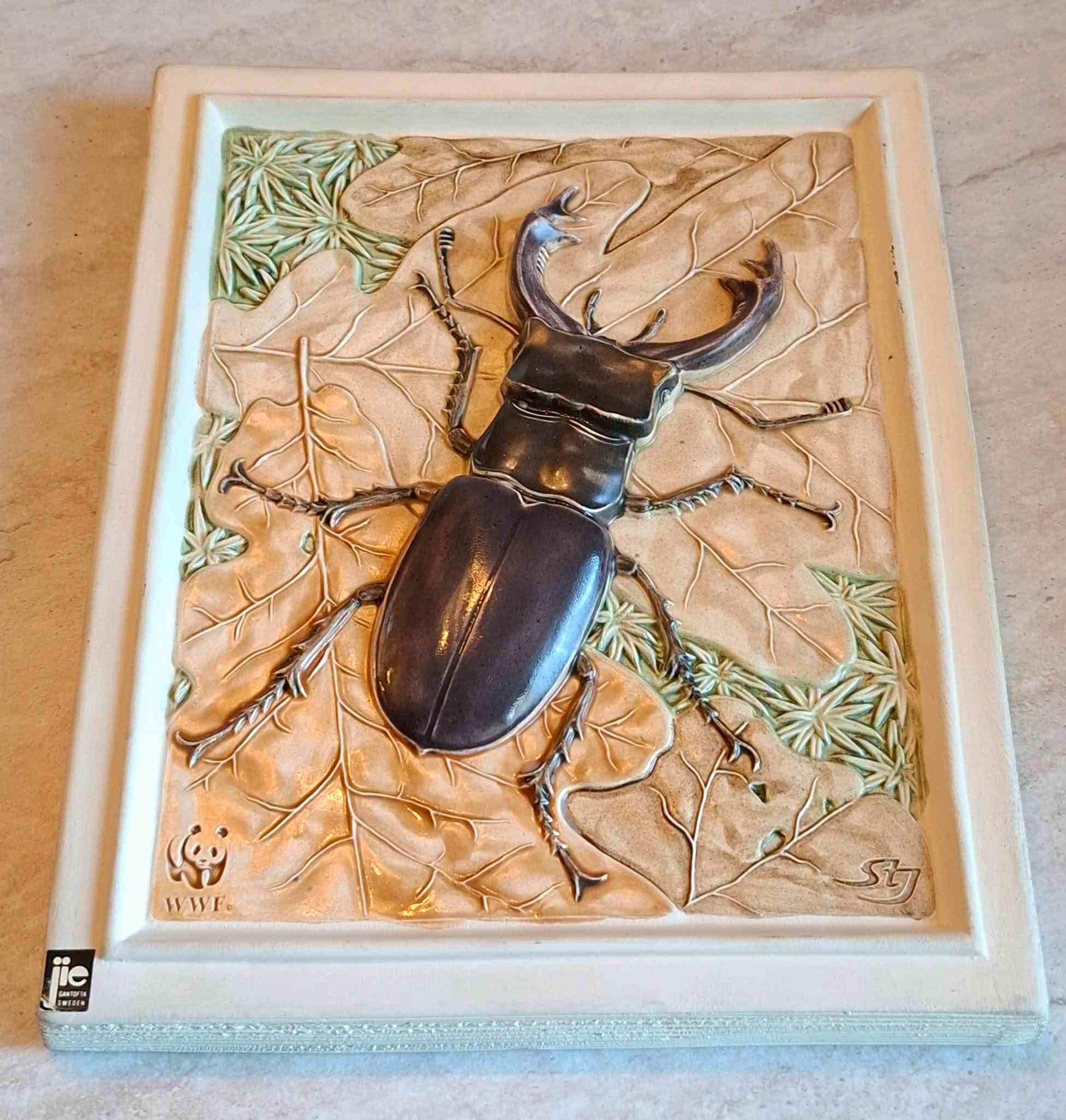 keramikväggplatta med motiv av en ekoxe (Lucanus cervus), formgiven av Staffan Johnson för Jie till förmån för Världsnaturfonden